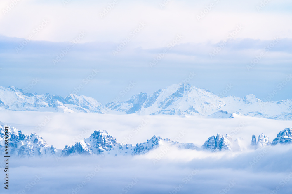 Schneebedeckte Gipfelkette über Wolkenmeer