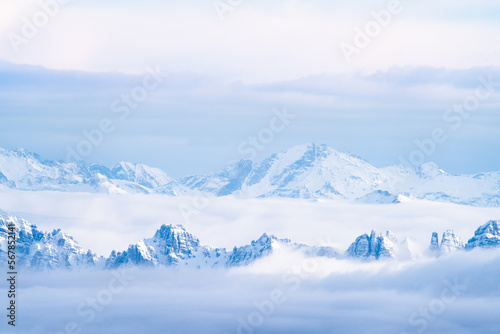 Schneebedeckte Gipfelkette über Wolkenmeer