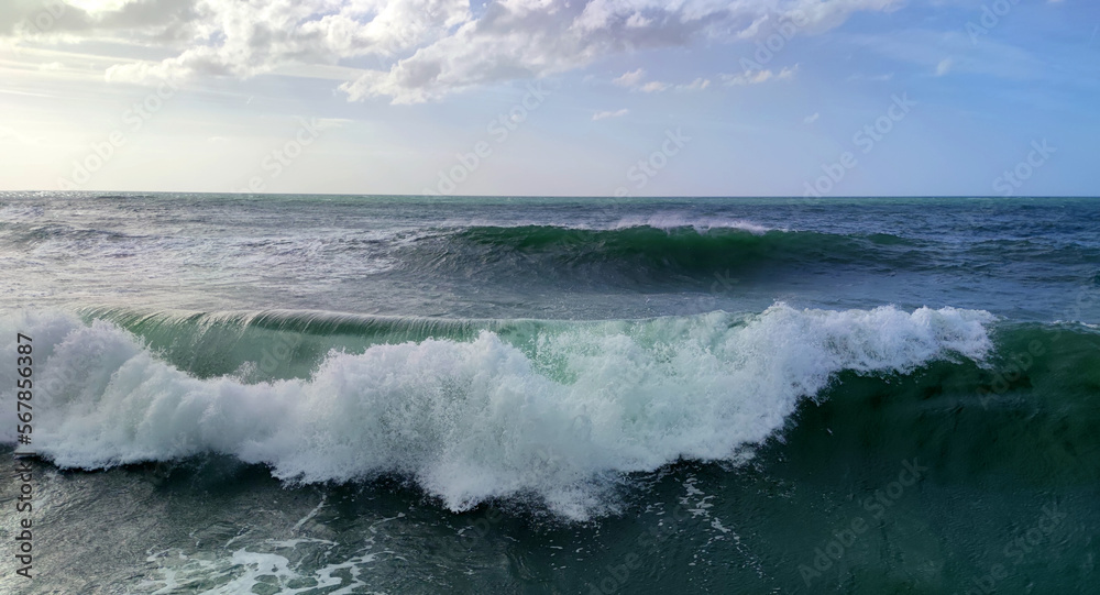 Obraz premium Horizontal sea panorama for turquoise background, big wave with white foam