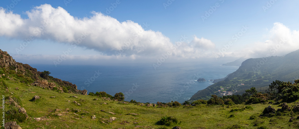 Vistas panorámicas del paisaje del Mirador Chao do Monte en Cedeira, La Coruña, con acantilados verdes, nube blanca cielo azul, mirando al mar en verano de 2021