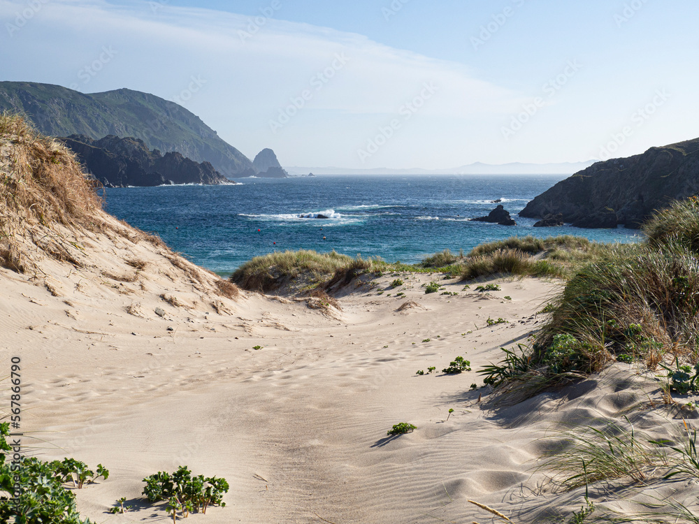 Vistas panorámicas de las dunas blancas de la Playa da Cristina en La Coruña, España, en verano de 2021.