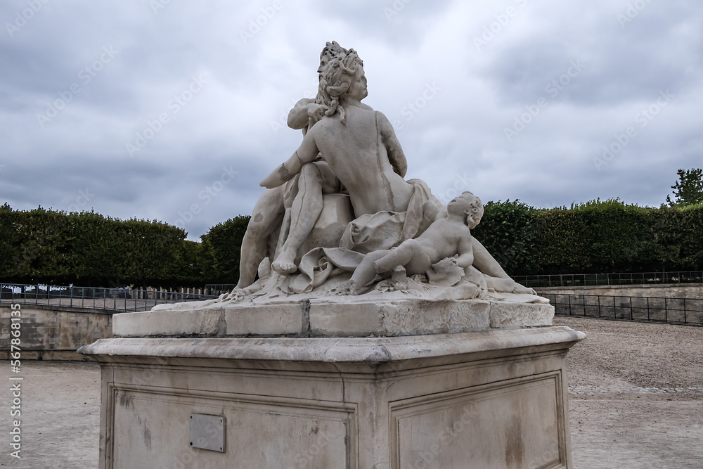 Obraz premium The ancient Sculpture in Paris Jardin des Tuileries (Tuileries garden). Garden was created by Catherine de Medici in 1564. Paris, France.
