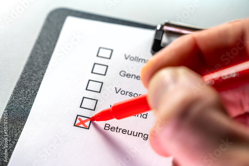 Ausfüllen eines Formluars mit den Worten Vollmacht, Generalvollmacht, Vorsorgevollmacht und Betreuung in deutscher Sprache
