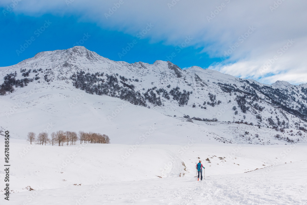 Montañero en paisaje nevado camino al Aitzkorri, Pais Vasco