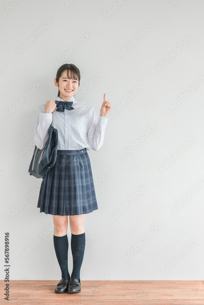 Φωτογραφία 学校の教室でOKポーズする笑顔の高校生・中学生・女子高生（制服・学生服・アジア人）