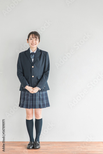 学校の教室にいる笑顔の高校生・中学生・女子高生（制服・学生服）
 photo