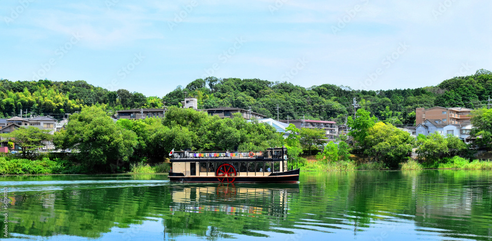 Fototapeta premium 春の瀬田川とクルーズ船、滋賀県大津市