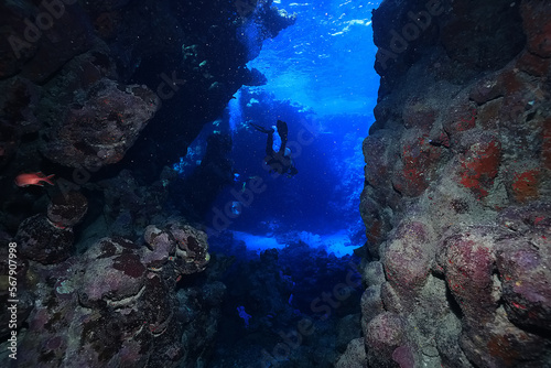 Fototapeta Naklejka Na Ścianę i Meble -  diver scuba depth blue lonely
