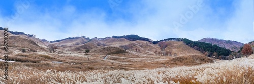 青空バックに見る砥峰高原の秋のパノラマ情景＠兵庫