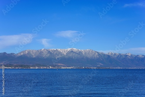 琵琶湖と雪の比良山のコラボ情景＠滋賀