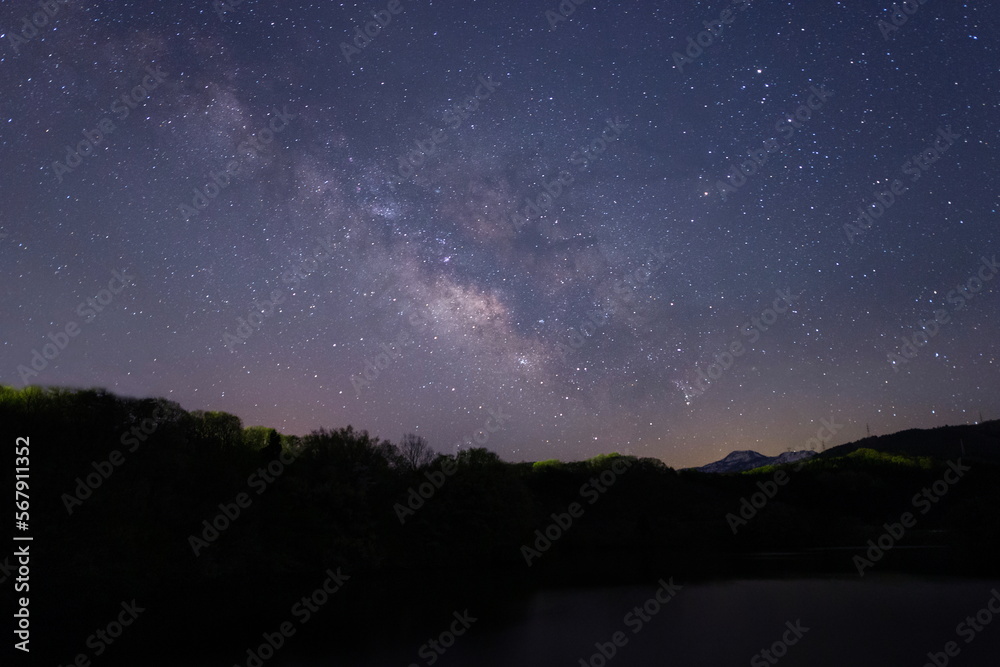 森と山の夜空に輝く天の川