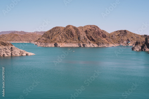 Lago con fondo de monta  as