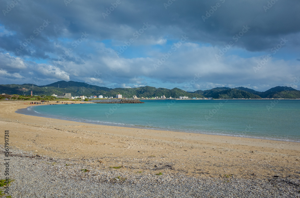 沖縄県の名護市の海岸と公園
