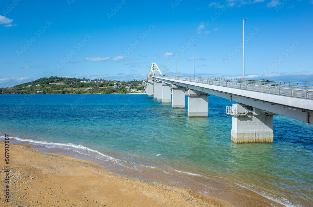 沖縄県の瀬底大橋と青い海