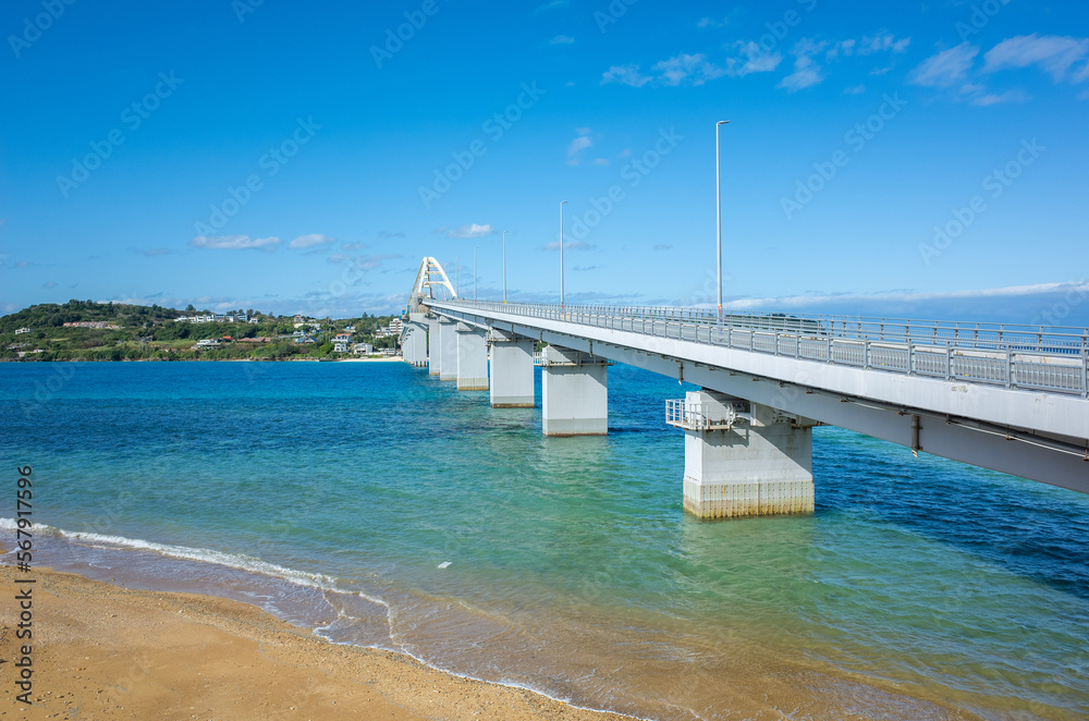 沖縄県の瀬底大橋と青い海