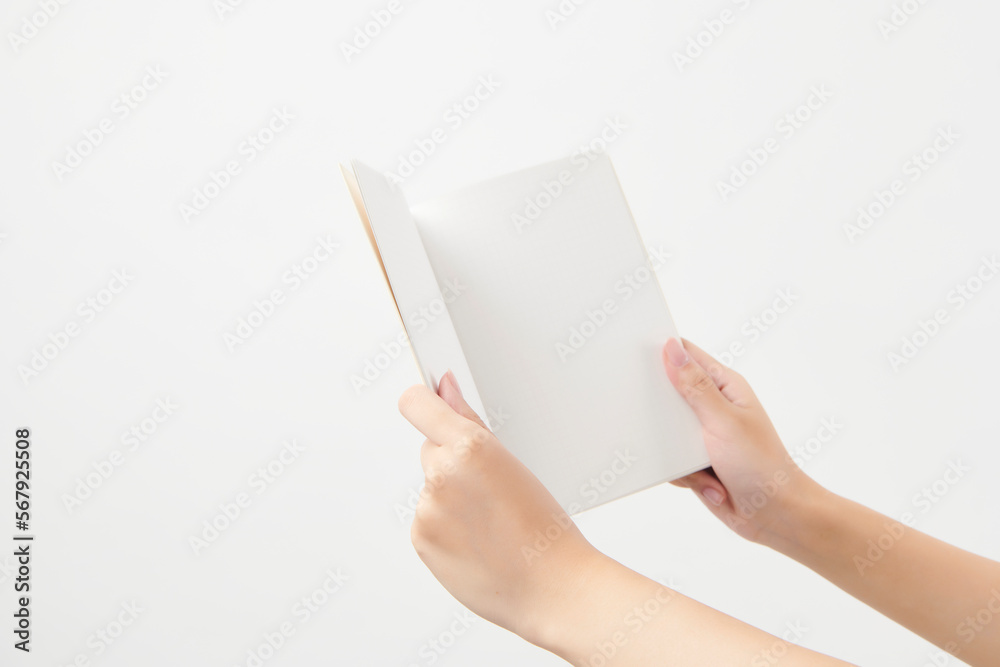 흰 여백의 종이로 가득한 책을 펼친 여성의 손 흰 여백의 종이로 가득한 책을 펼친 여성의 손