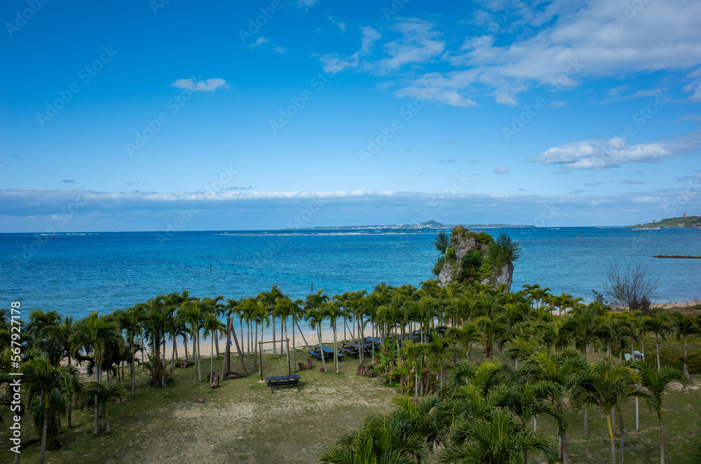 沖縄県の名護市の海岸と公園