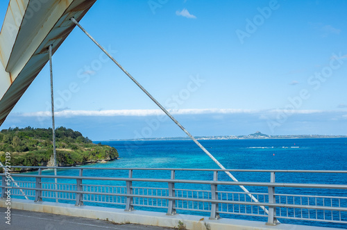 沖縄県の名護市の海岸と公園
