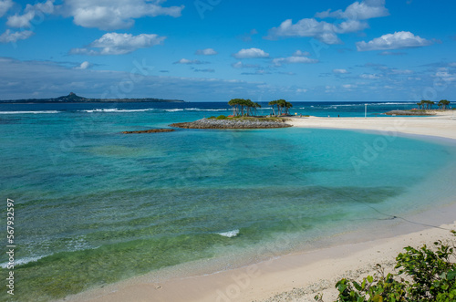 沖縄県の美ら海水族館エリアのビーチと島々 © Junichi
