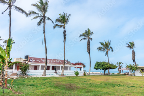 Fotografías de una casa de playa con palmeras, carpas y mucha naturaleza. © Yuri - Supay 