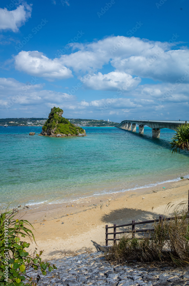 Fototapeta premium 沖縄県の古宇利島〜屋我地島エリアの海や橋など美しい景色