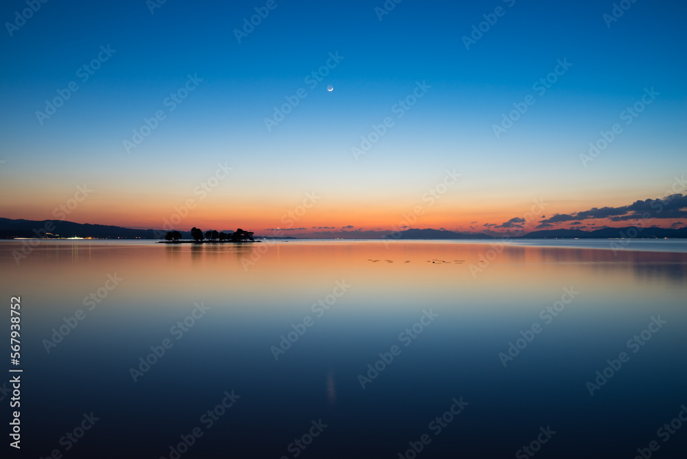 日没直後の湖畔の風景