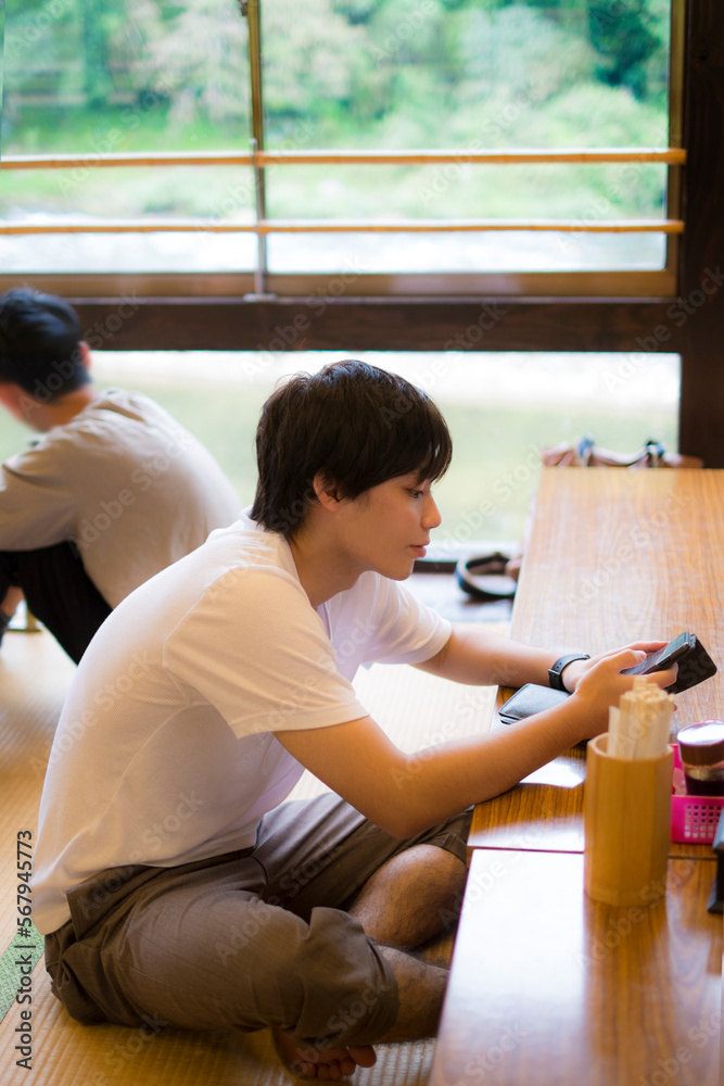 スマホを眺める青年 スマホを眺める青年