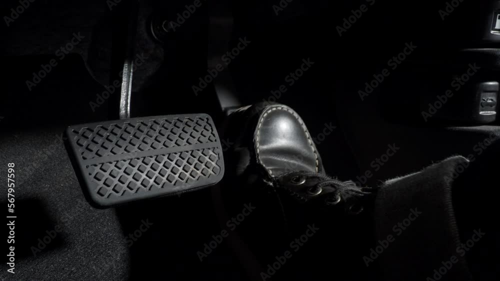 Vídeo do Stock Accelerate and Brake. Foot pressing foot pedal of a car