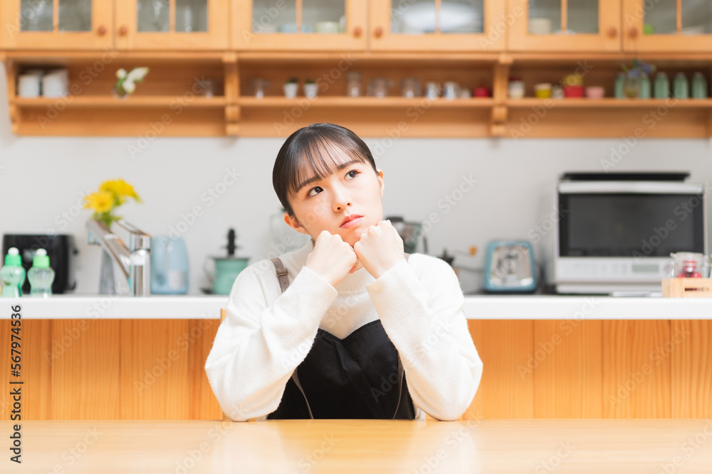 悩んでいる若い女性