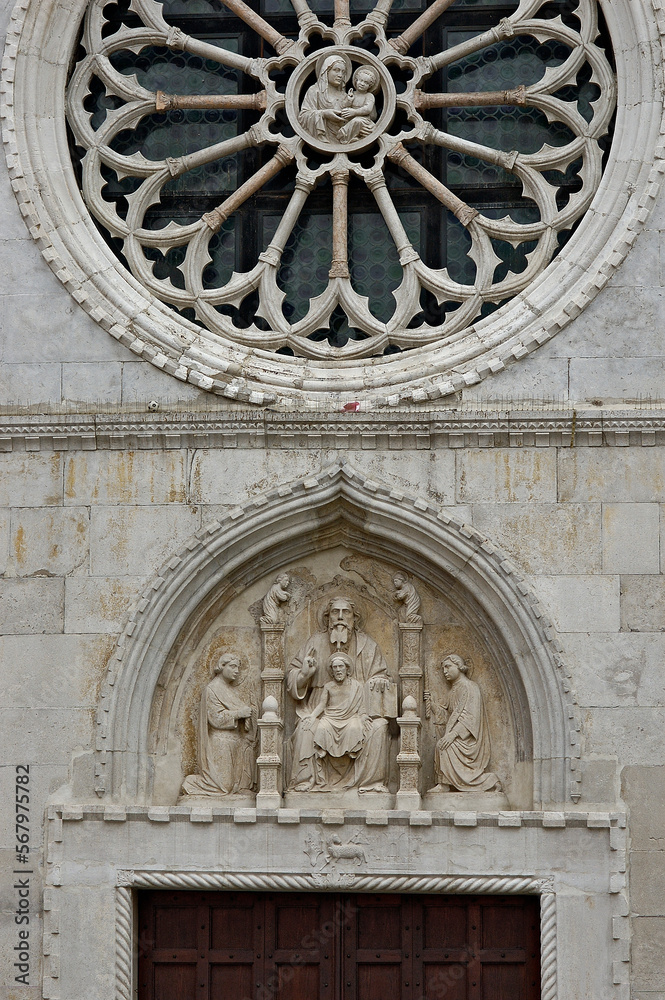 Gemona, Udine. Portale del Duomo di Santa Maria Assunta con rosone