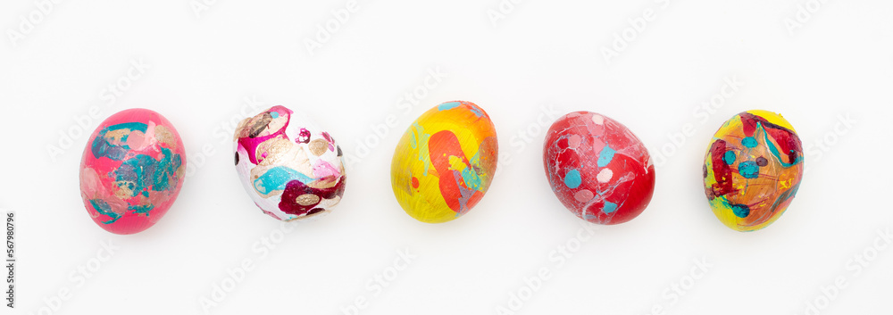Composition de Pâques avec des œufs de poules colorés alignés sur un fond blanc. Concept de fêtes de Pâques. Vue de dessus. Composition de Pâques avec des œufs de poules colorés alignés sur un fond blanc. Concept de fêtes de Pâques. Vue de dessus.