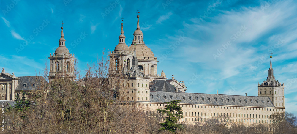 Obraz premium Vista alejada de los campanarios y cimborrio del real monasterio de San Lorenzo de El Escorial, España