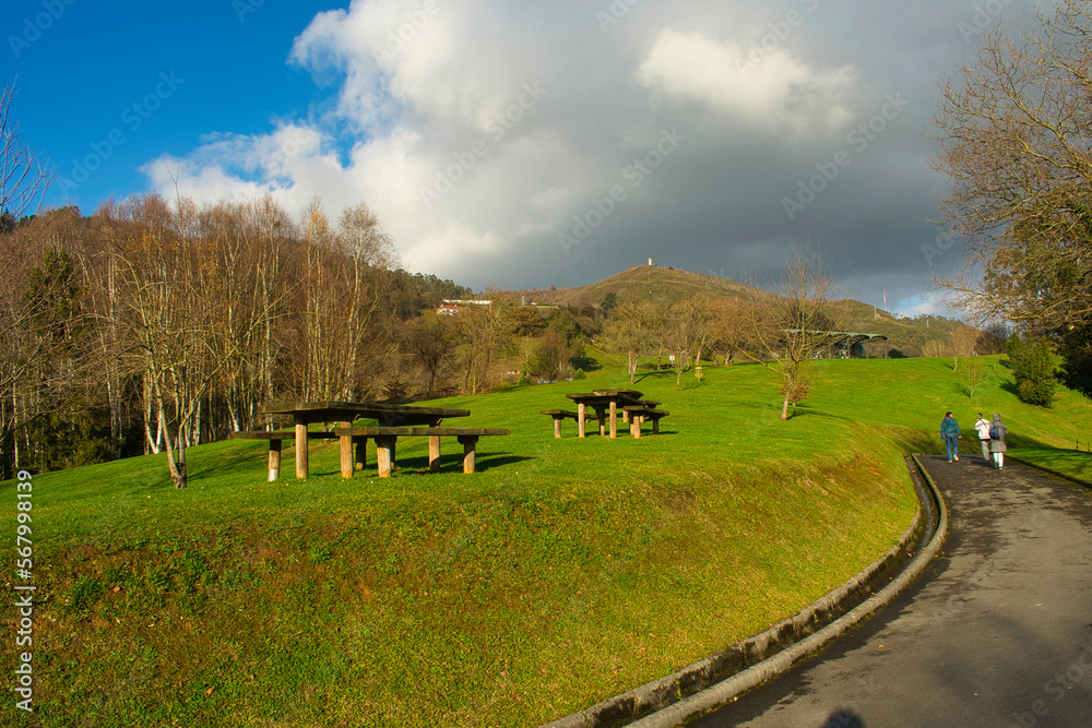 Obraz premium otoño en Asturias, Oviedo, parque público Purificación Tomas, España, Spain