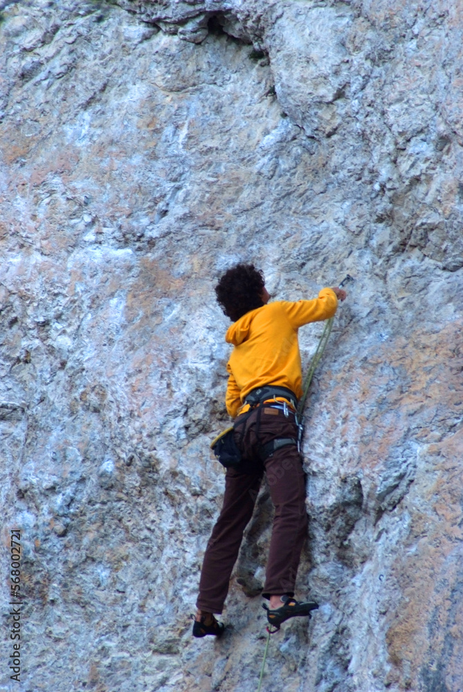 alpinista impegnato su parete