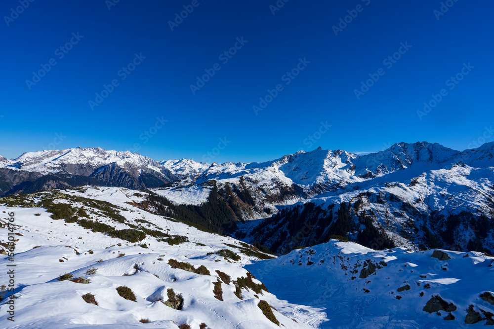 Panorama Aussicht über verschneite Landschaft und andere Berggipfel