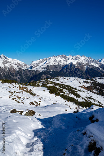 Panorama Aussicht über verschneite Landschaft und andere Berggipfel