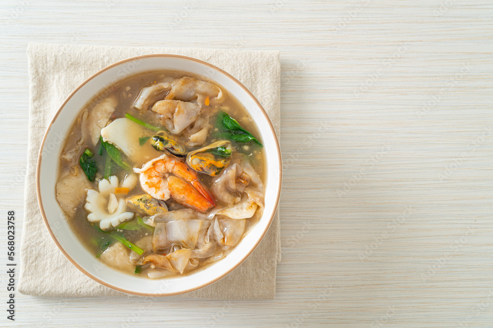 Wide Rice Noodles with Seafood in Gravy Sauce Wide Rice Noodles with Seafood in Gravy Sauce