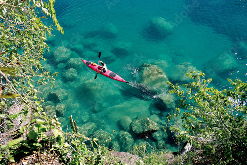 Tableau sur toile Kayakers exploring the beautiful waters and beautiful rock formations of Lake Malawi near Mumbo Island
