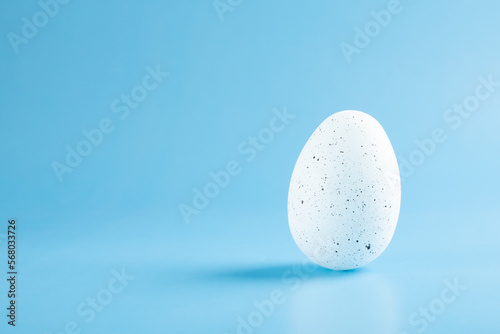 easter decoration, easter egg on blue background, happy easter, copy space
