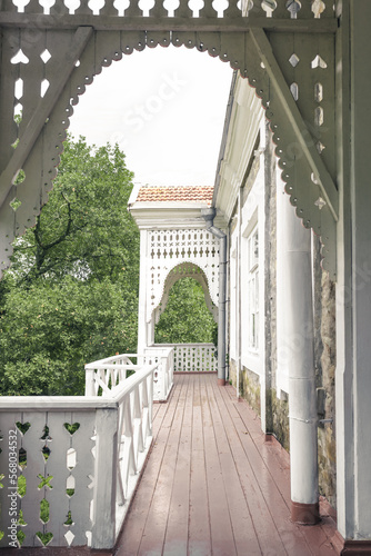 Canvastavla Close up of a beautiful vintage wooden veranda with intricate carved patterns and arches