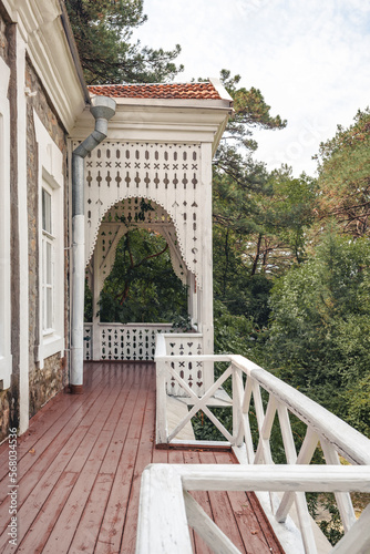 Canvastavla Close up of a beautiful vintage wooden veranda with intricate carved patterns and arches
