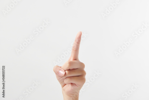 손가락 하나로 지칭하는 동작을 취한 여성의 손 © BRS images