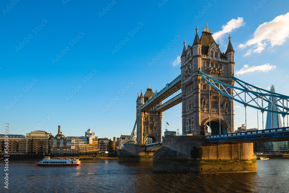 Obraz premium Tower Bridge by river thames in London, england, UK