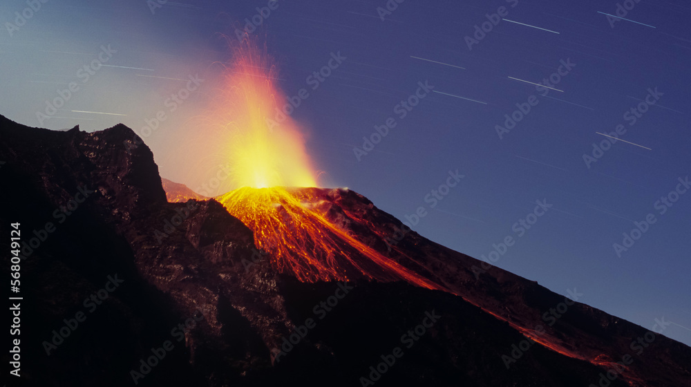 nächtliche Eruption des Vulkans Stromboli