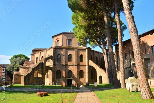 Ravenna, Emiila-Romagna, Italia. La Basilica di San Vitale, di una bellezza incredibile, è uno dei monumenti più importanti dell'arte paleocristiana in Italia, Patrimonio Unesco dell'Umanità.  photo