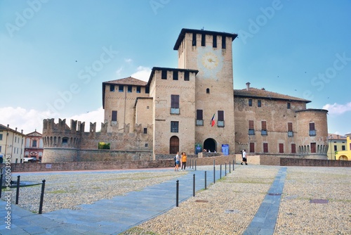 Fontanellato, Parma, Emilia-Romagna, Italia -Piazza Giacomo Matteotti. La Rocca Sanvitale è un fiabesco maniero d'epoca medievale circondato da fossato ancora colmo d'acqua. photo