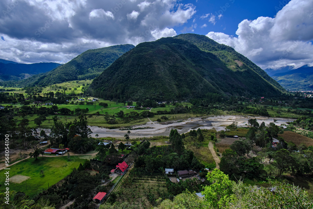 Φωτογραφία Impressive landscape view from the top of the natural viewpoint in Oxapampa, contemplating all the exuberant vegetation of the Chontabamba river valley