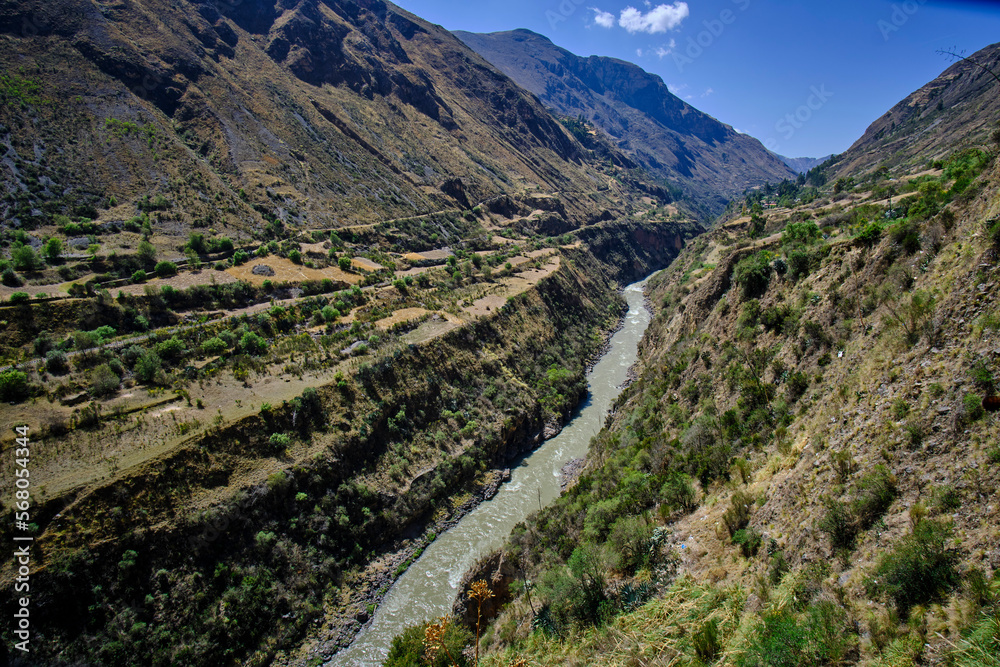 Arid landscape of mountains, mountains, grasslands, and sparse or shrubby vegetation. Scenario that can be observed to the south of the Mantaro river valley.