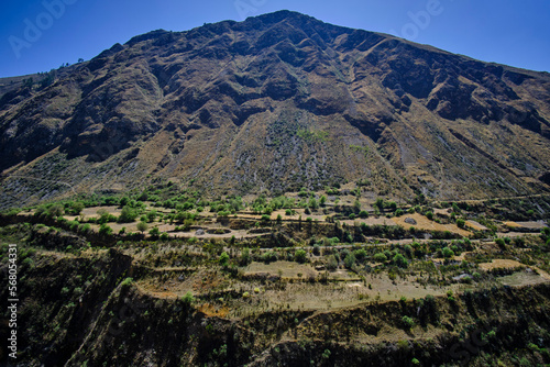 Arid landscape of mountains, mountains, grasslands, and sparse or shrubby vegetation. Scenario that can be observed to the south of the Mantaro river valley.
