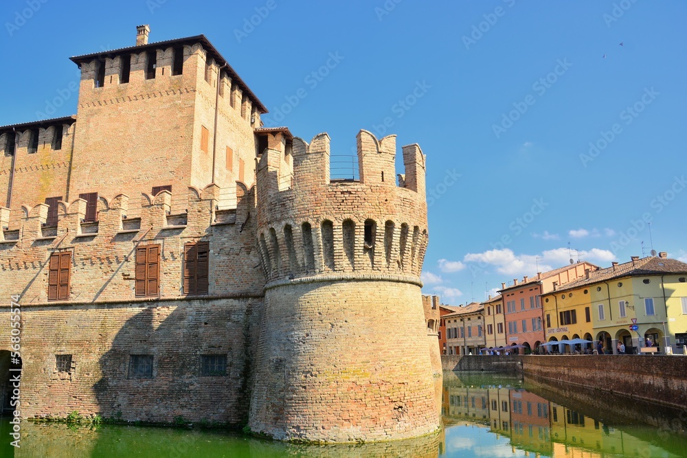 Fontanellato, Parma, Emilia-Romagna, Italia - La Rocca Sanvitale, nota anche come Castello di Fontanellato, è un fiabesco maniero d'epoca medievale circondato da fossato ancora colmo d'acqua.